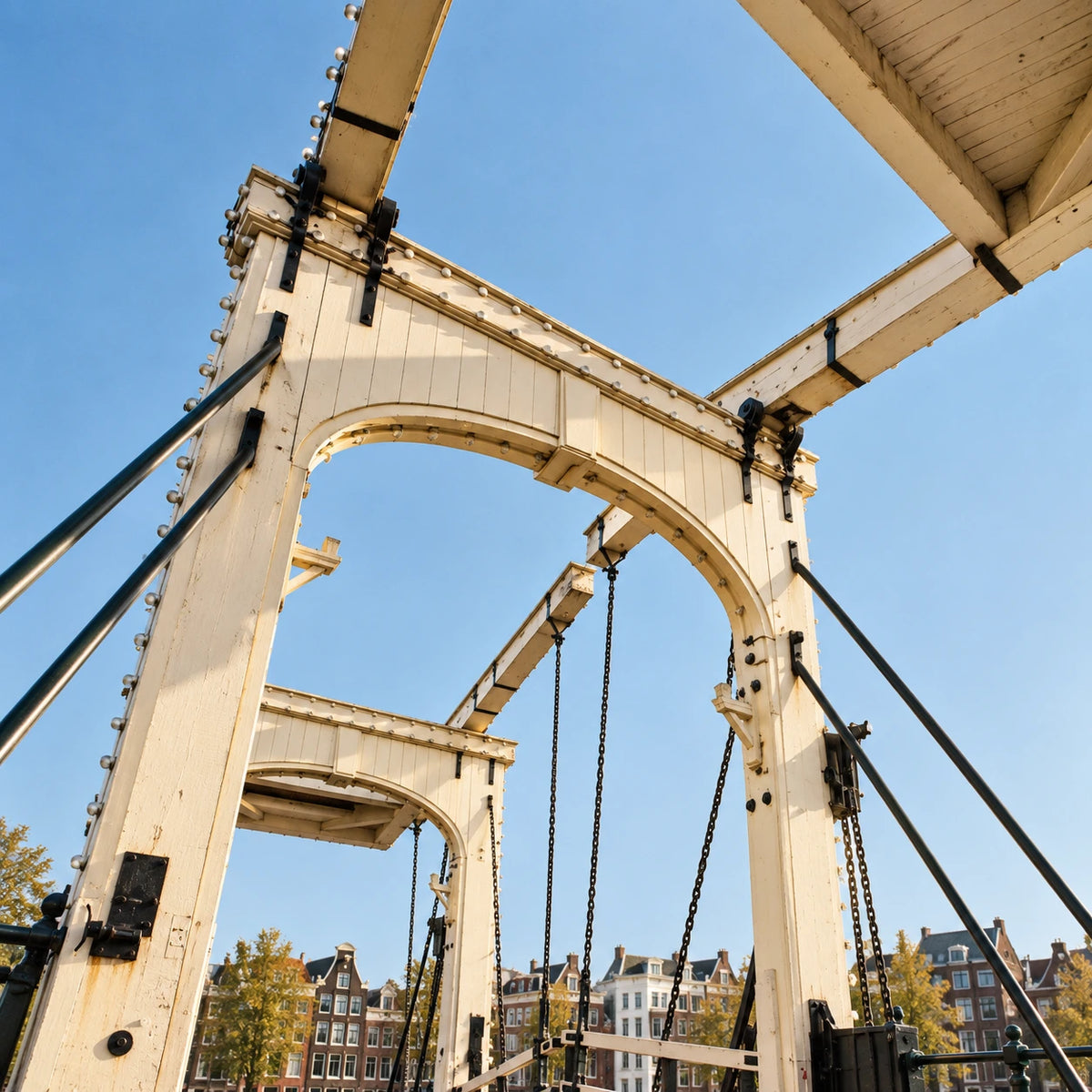 De witte Magere Brug onder een blauwe lucht